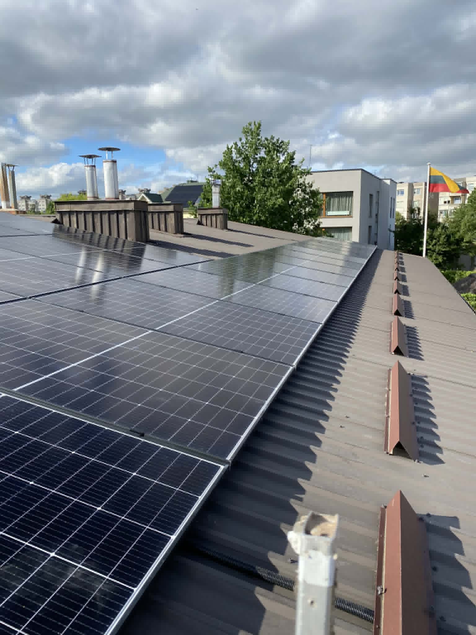 Saulės elektrinė ant verslo objekto stogo