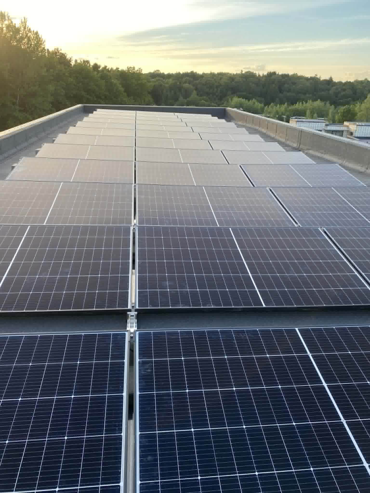 Saulės elektrinė ant plokščio stogo