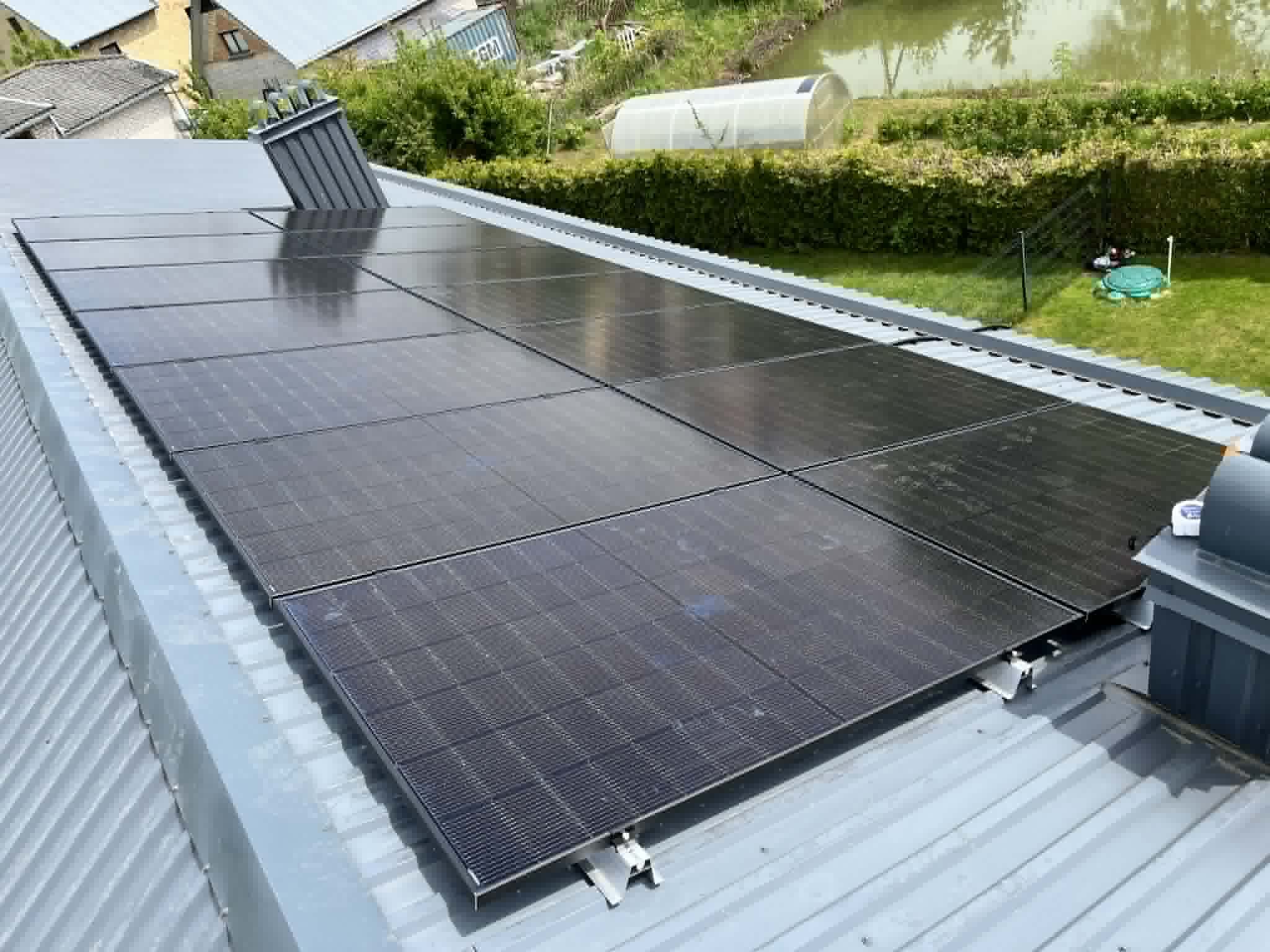 Sodybos saulės elektrinė prie vandens